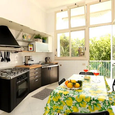 Estate4home - Casa Chiarina شقة سورينتو